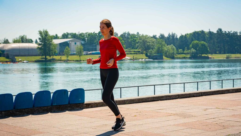 Ragazza che corre all'Idroscalo